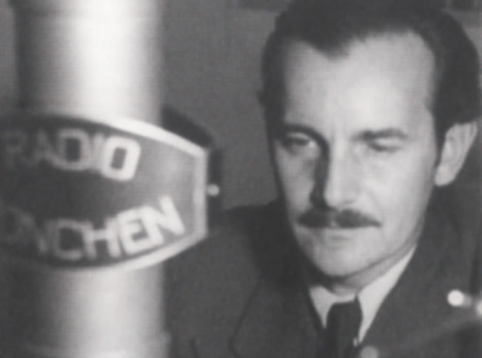 Fred Rauch vor dem Mikrofon mit Aufschrift Radio München